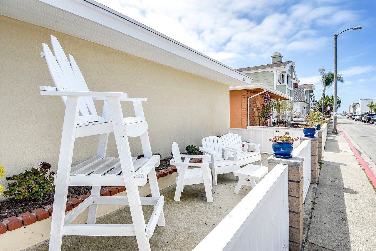 3 Bedroom 3 Bath Home w/ Patio 1 block from beach