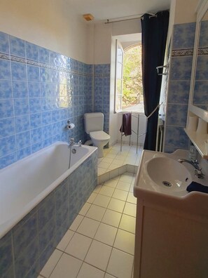 وحدات دش مع أحواض استحمام، مناشف