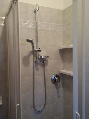 Dusche, Haartrockner, Bidet, Handtücher