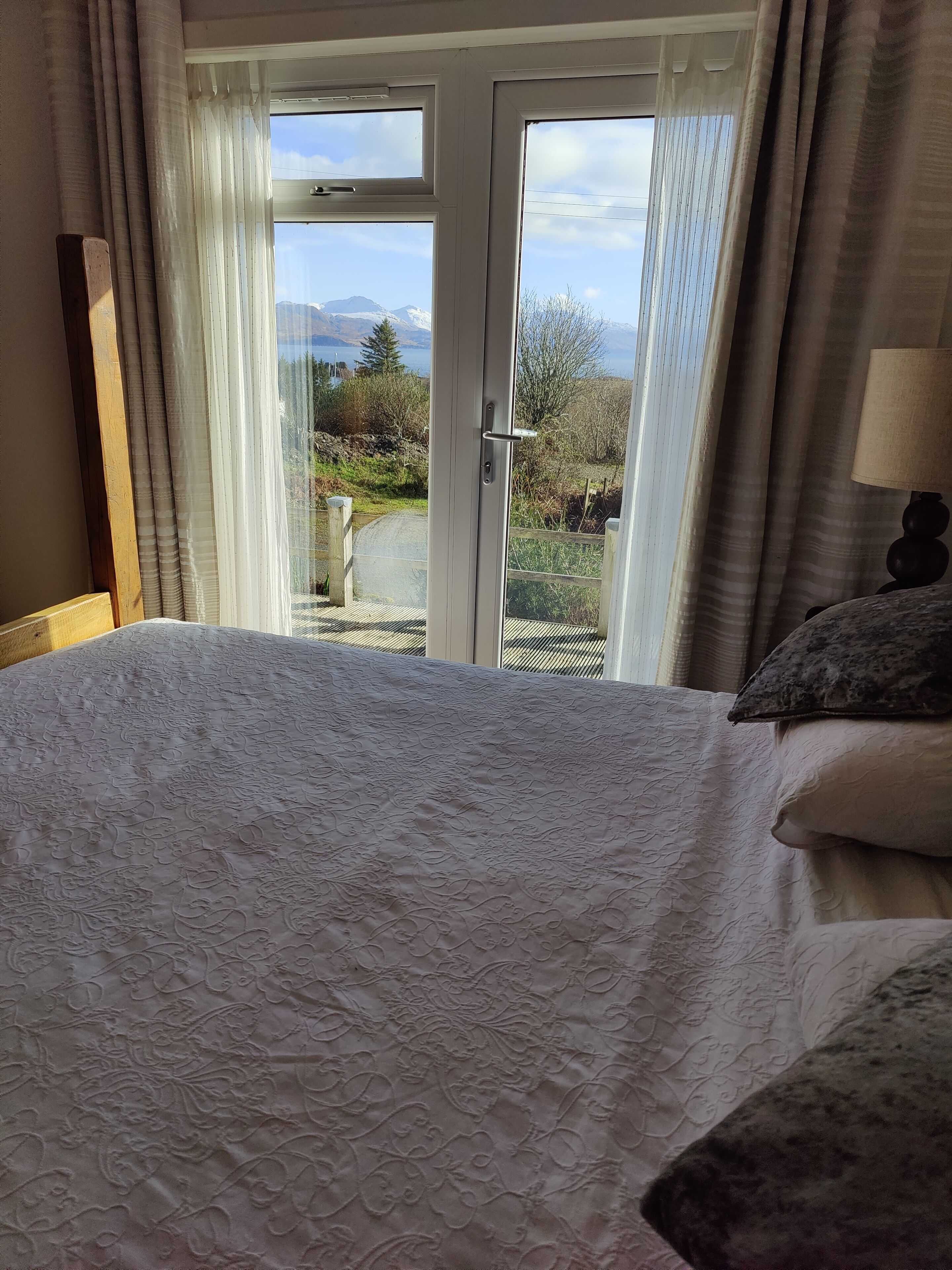 3 bedrooms, desk, iron/ironing board, travel crib