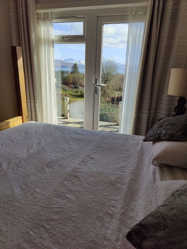 3 chambres, bureau, fer et planche à repasser, lit parapluie