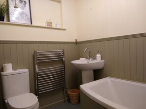 Ensemble douche/baignoire, sèche-cheveux, serviettes fournies