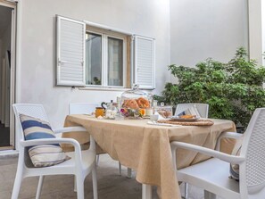 تناول الطعام بالخارج