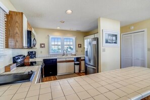 Coffee/tea maker, fridge, microwave, oven
