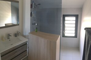 Een douche, een haardroger, handdoeken, toiletpapier
