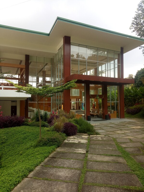 Vista frontal de la propiedad