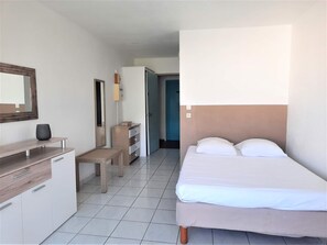 1 bedroom, soundproofing, iron/ironing board, free WiFi - Pleasant Studio ideally located in the Marina of Saint François (ST FRANCOIS)