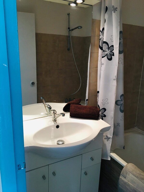 Bathtub, towels, toilet paper - Pleasant Studio ideally located in the Marina of Saint François (ST FRANCOIS)