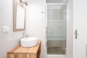 Douche, sèche-cheveux, serviettes fournies, savon