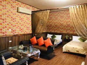 Chambre quadruple Deluxe | Bureau, rideaux d’obscurcissement, accès au Wi-Fi (inclus)