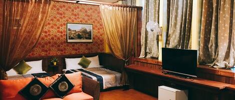 Deluxe Quadruple Room | Desk, blackout drapes, free WiFi, bed sheets