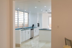 Kühlschrank, Mikrowelle, Geschirrspüler