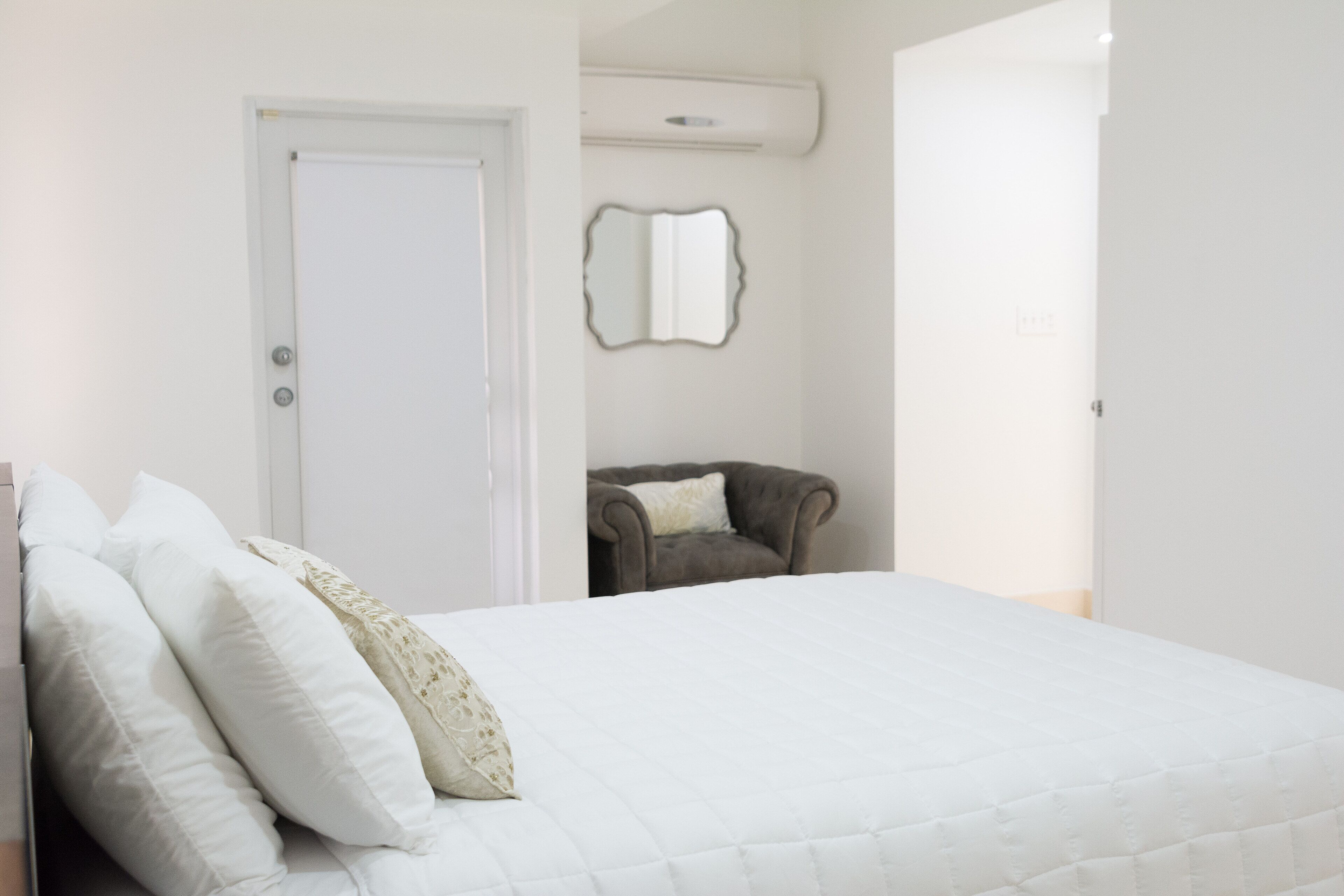 5 bedrooms, iron/ironing board, WiFi, bed sheets