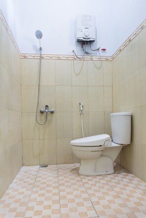 Family Suite | Bathroom | Shower, rainfall showerhead, towels - OYO 801 Hansa Homestay (Pacitan)