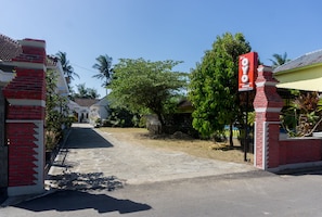 Exterior - OYO 801 Hansa Homestay (Pacitan)