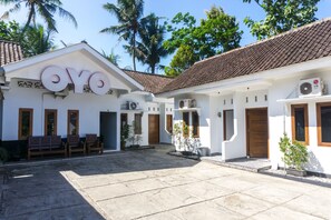 Exterior - OYO 801 Hansa Homestay (Pacitan)