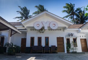Exterior - OYO 801 Hansa Homestay (Pacitan)