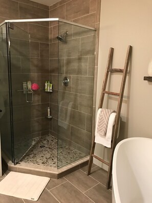 Haartrockner, Handtücher, Seife, Shampoo