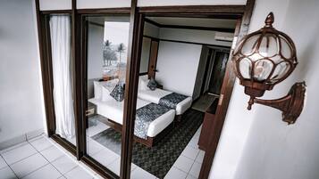 Minibar, caja de seguridad en la habitación y escritorio