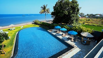 Outdoor pool, pool loungers