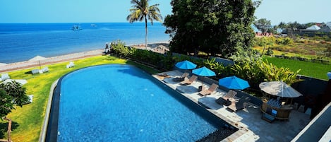 Outdoor pool, sun loungers