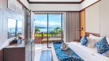 Minibar, caja de seguridad en la habitación y escritorio