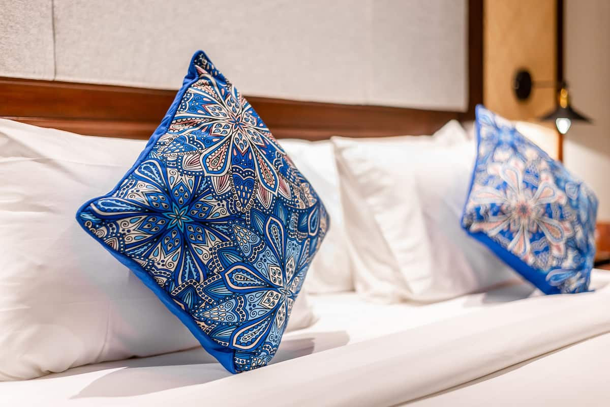 Minibar, coffres-forts dans les chambres, bureau, rideaux occultants