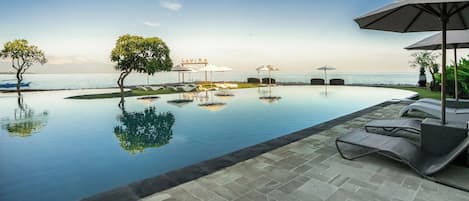 Piscine extérieure, chaises longues