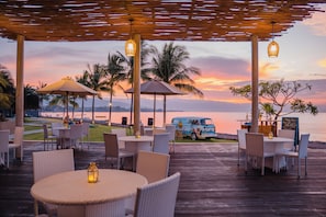 Serveert ontbijt, lunch en diner