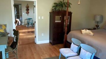 3 bedrooms, desk, iron/ironing board, free WiFi