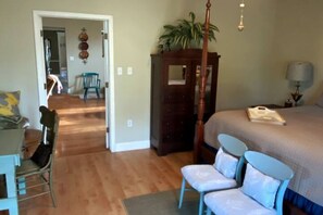 3 bedrooms, desk, iron/ironing board, free WiFi - Spacious house with big yard and private pier!PARTY BARGES AVAILABLE ON REQUEST (Jarreau)