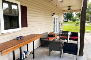 Outdoor dining - Spacious house with big yard and private pier! Lots of parking (Jarreau)