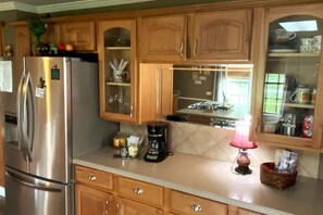 Fridge, microwave, oven, stovetop - Spacious house with big yard and private pier!PARTY BARGES AVAILABLE ON REQUEST (Jarreau)