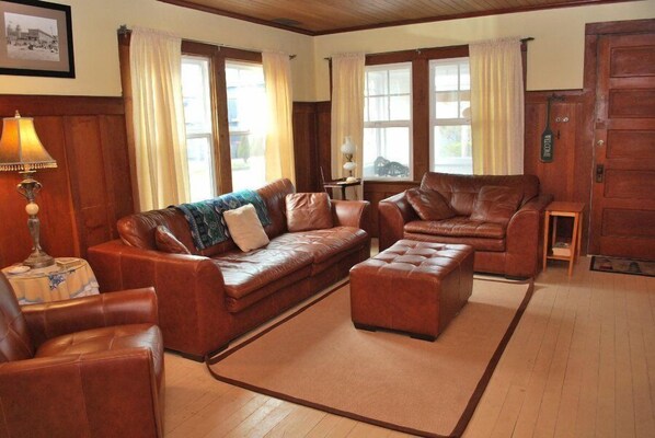 Smart TV, fireplace - 6 Bed/2 Bath, Cozy Gas Fireplace, River, Convention Center, 2 Blocks to Beach (Seaside)