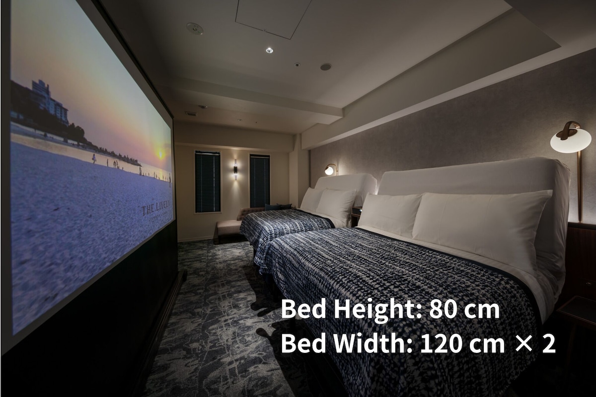 Habitación superior con 2 camas individuales (Theatre Room with Projector) | Ropa de cama de alta calidad, cortinas blackout y insonorización