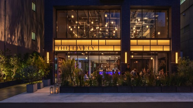 Un edificio moderno con un gran letrero iluminado que dice 'THE LIVELY'.