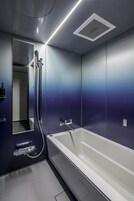 Premier King Room (Two-sided natural light & bathtub) | Bathroom | Free toiletries, hair dryer, slippers, electronic bidet