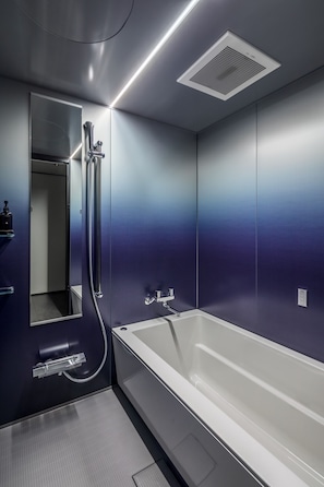 Chambre « Premier » (Two-sided natural light & bathtub) | Salle de bain | Articles de toilette gratuits, sèche-cheveux, chaussons