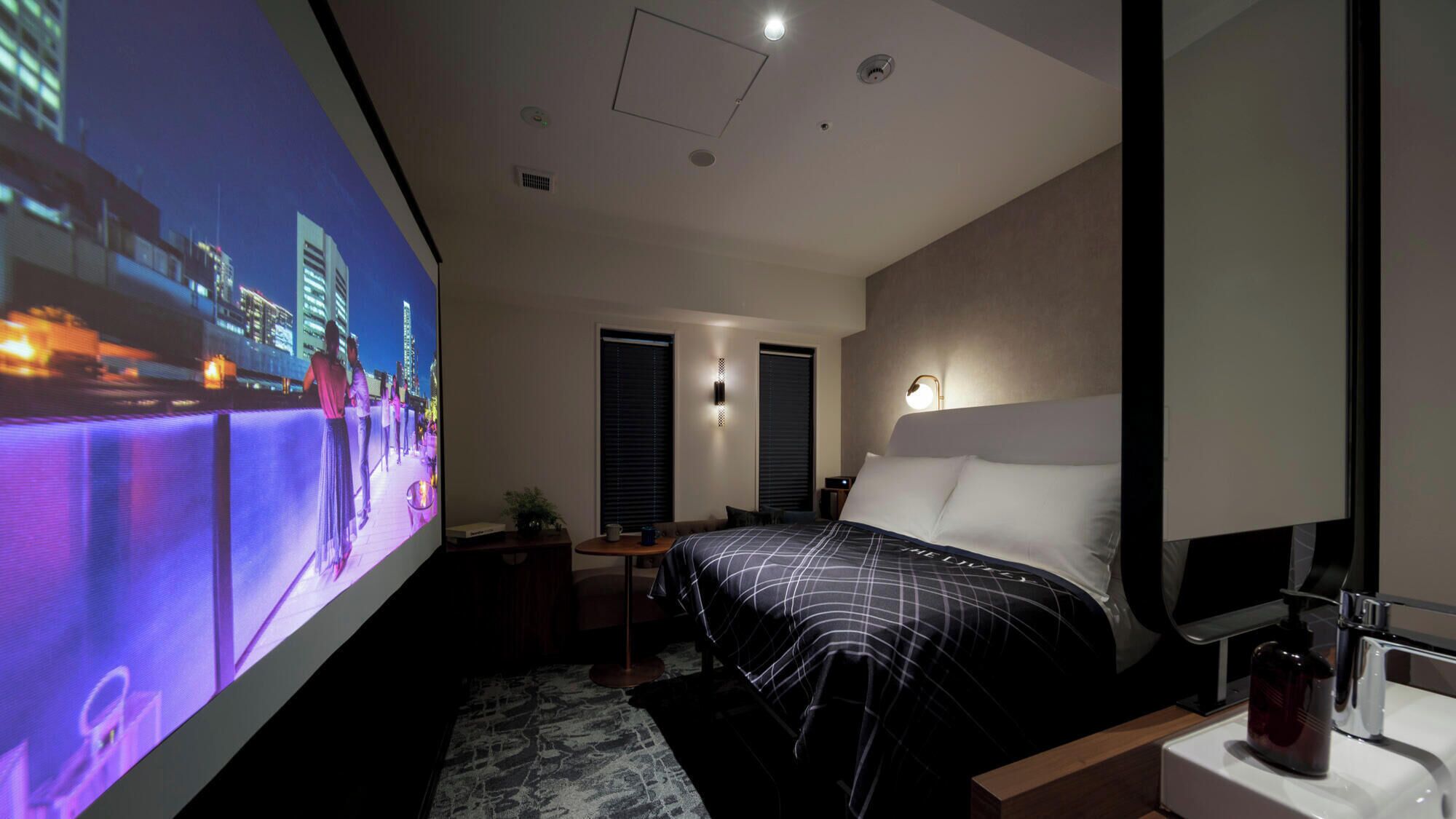 高级单人房 (Theatre Room with Projector) | 高档床上用品、遮光窗帘、隔音、免费 WiFi