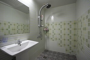 Shower, hair dryer, bathrobes, slippers - Hotel Lie (Geoje)