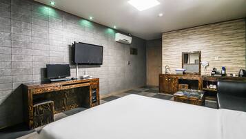 Escritorio, cortinas blackout, sistema de insonorización y wifi gratis