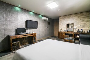 经典客房 | 办公桌、遮光窗帘、隔音、免费 WiFi