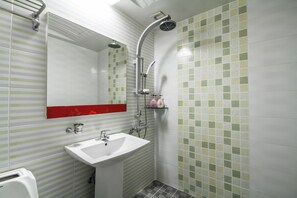 Shower, hair dryer, bathrobes, slippers - Hotel Lie (Geoje)