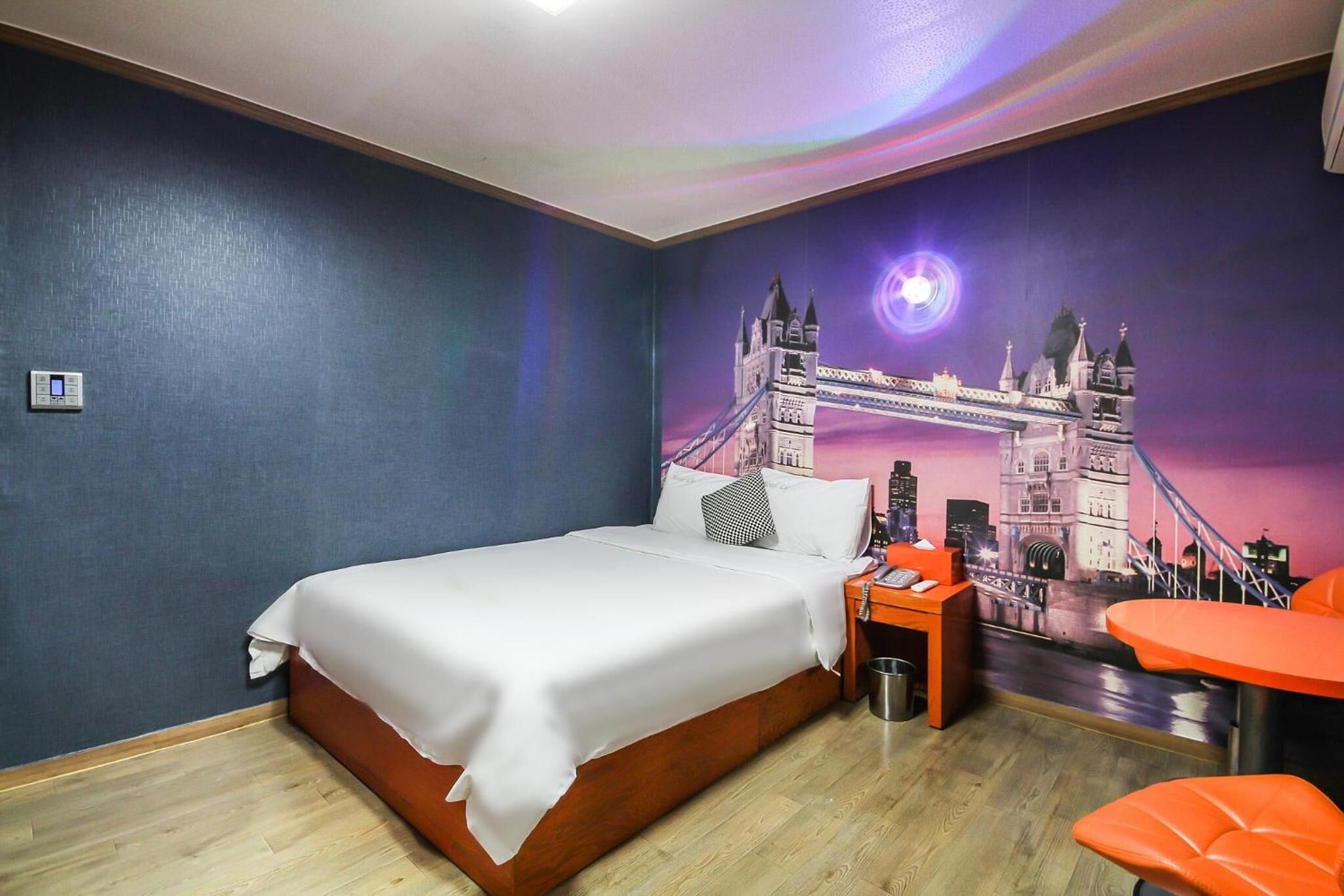 Une chambre d’hôtel avec un lit, un bureau et une chaise.