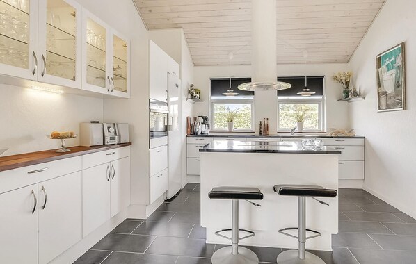 Réfrigérateur, surface de cuisson, lave-vaisselle, cafetière-théière