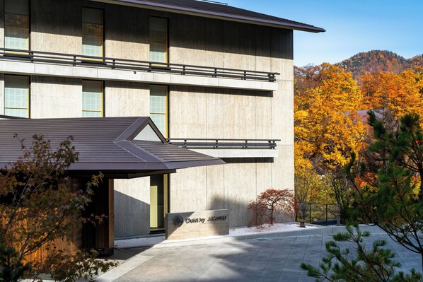 A modern building with a flat roof and a covered entrance. - Chalet Ivy Jozankei (Sapporo)