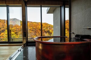 Deluxe Suite | Free minibar, in-room safe, blackout drapes, iron/ironing board