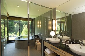 Deluxe Suite | Bathroom | Separate tub and shower, spring water tub, free toiletries, hair dryer - Chalet Ivy Jozankei (Sapporo)