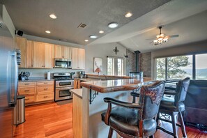 Jääkaappi, mikroaaltouuni, liesi, astianpesukone