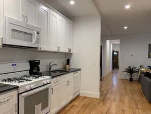 Frigorifero, microonde, forno, piano cottura